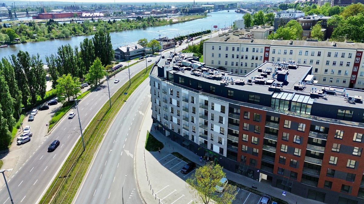 Odrzańskie Bulvary – nowe mieszkania w Szczecinie przy ul. Szarotki 23: widok z drona na budynek, Odrę i bulwary
