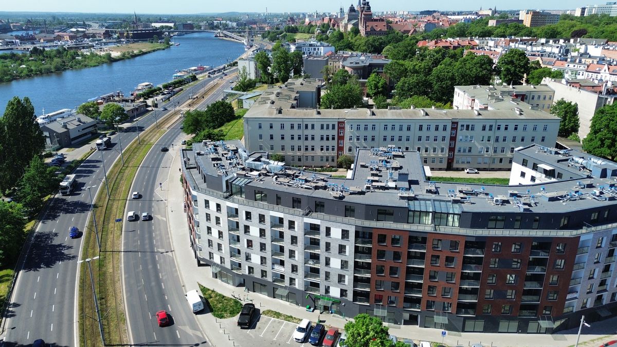 Lokalizacja Odrzańskich Bulvarów w Szczecinie – Odra, bulwary i Wały Chrobrego w sąsiedztwie osiedla, zdjęcie z drona