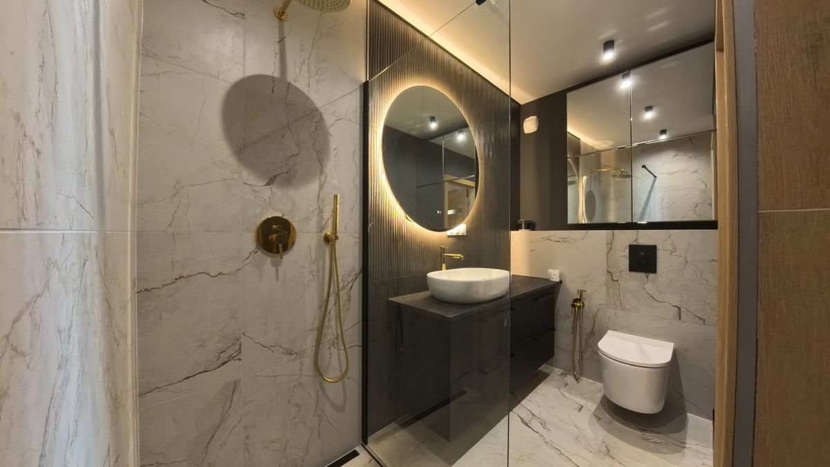 Łazienka w standardzie pod klucz w Odrzańskich Bulvarach w Szczecinie – płytki w stylu marmuru, prysznic walk-in, złote armatury, zdjęcie rzeczywiste